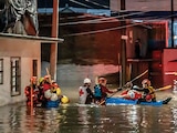 Familias fueron sacadas en lancha la noche del sábado en la colonia Valle de las Flores, en Tijuana, por las inundaciones.