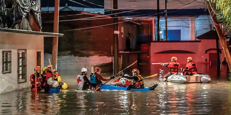 Familias fueron sacadas en lancha la noche del sábado en la colonia Valle de las Flores, en Tijuana, por las inundaciones.