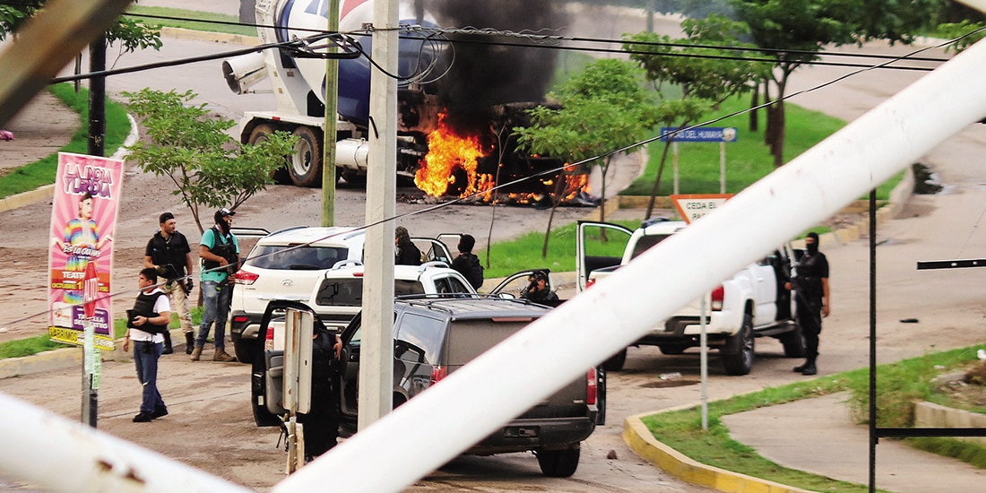 Sicarios del Cártel de Sinaloa en Culiacán, en 2019, tras la captura de Ovidio Guzmán, en un operativo liderado por una unidad del Ejército Mexicano entrenada por la CIA.