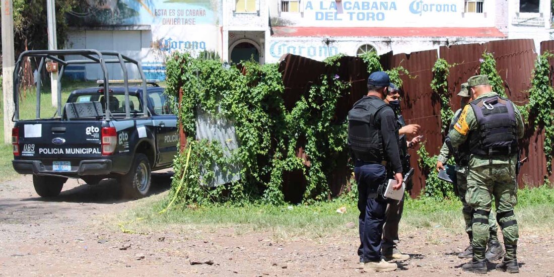 Elementos policiacos resguardan el bar Cabaña del Toro luego de recabar los primeros indicios tras el multihomicidio.