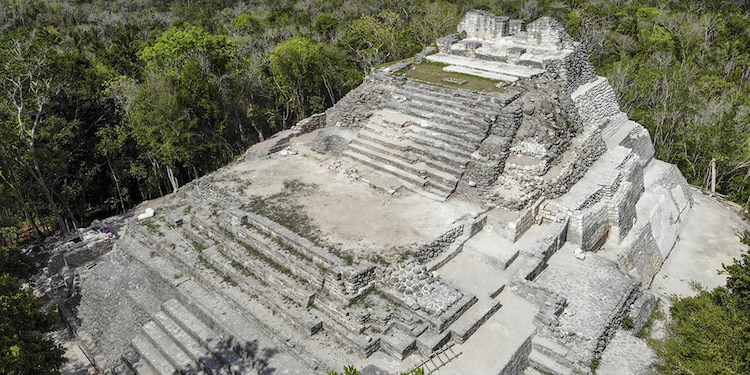 Otro lugar imperdible es la zona arqueológica de Ichkabal, cuyas pirámides monumentales emergen entre la selva virgen.