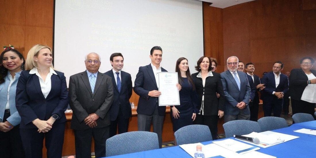 Jorge Romero recibe constancia de mayoría de la elección a la presidencia del PAN.