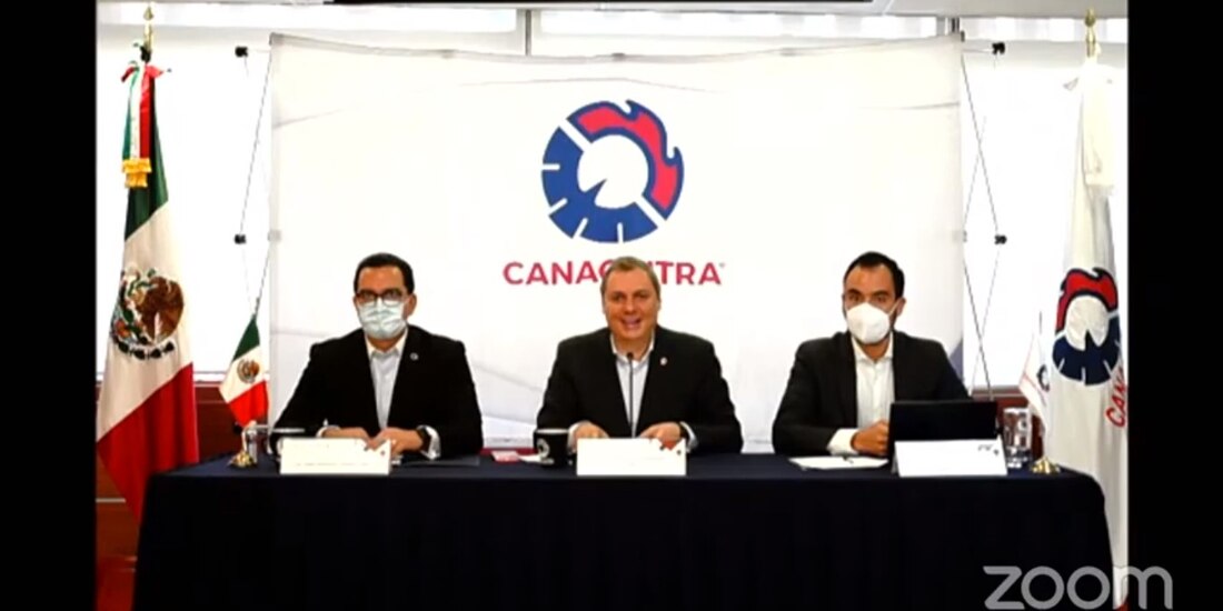 Enoch Castellanos, presidente de Canacintra (al centro)