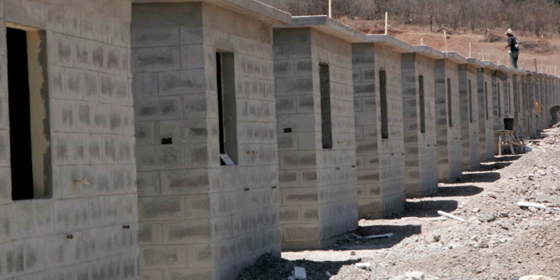 Casas de interés social en obra negra.