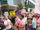 Defensores del aborto protestan contra la ley que prohíbe este derecho en Texas.