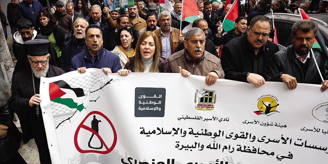 Palestinos participan en una protesta contra una ley israelí, ayer.