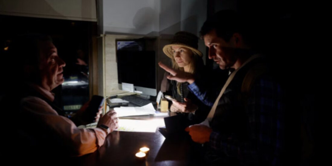 Turistas se registran en un hotel sin electricidad durante un apagón que afectó España y Portugal, 28 de abril