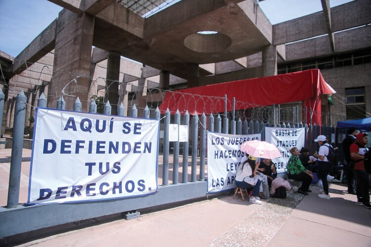 El 8 de noviembre, trabajadores del PJ iniciaron un paro de labores.