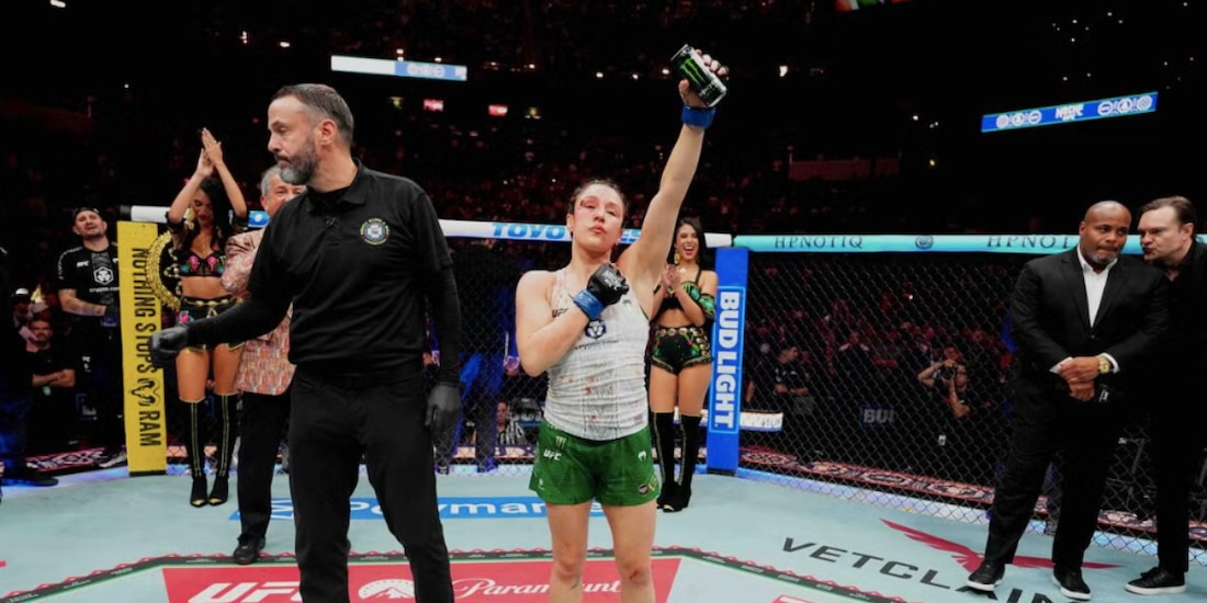 Alexa Grasso festeja su victoria en Noche UFC.