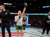 Alexa Grasso festeja su victoria en Noche UFC.