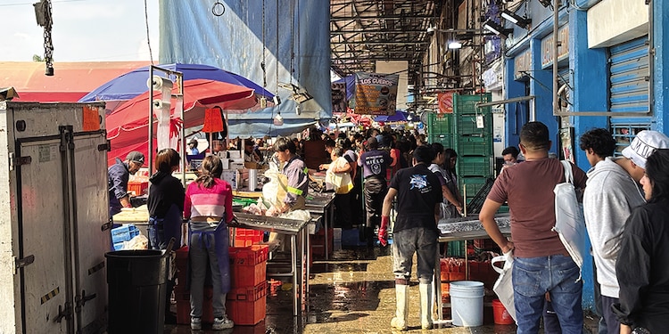 Menos personas se observaron ayer en el mercado de mariscos.