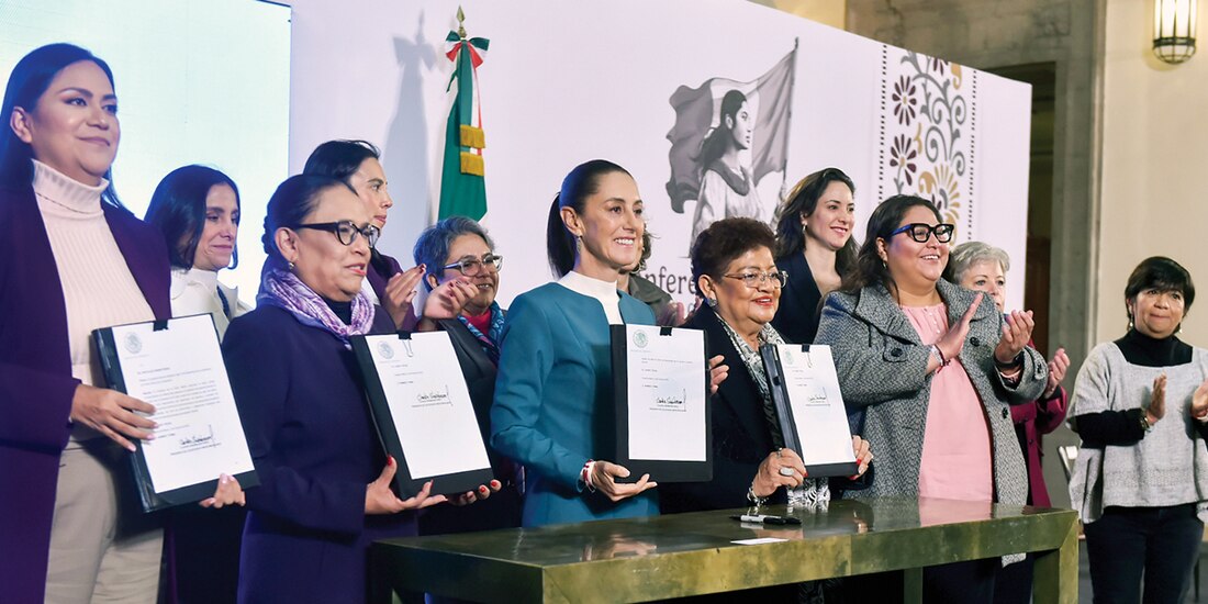 La Presidenta Claudia Sheinbaum (centro), con integrantes de su gabinete, ayer al presentar la propuesta.