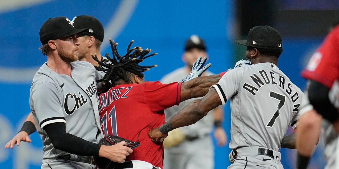José Ramírez le soltó un fuerte derechazo a Tim Anderson en el duelo entre Guardians y White Sox en la MLB.