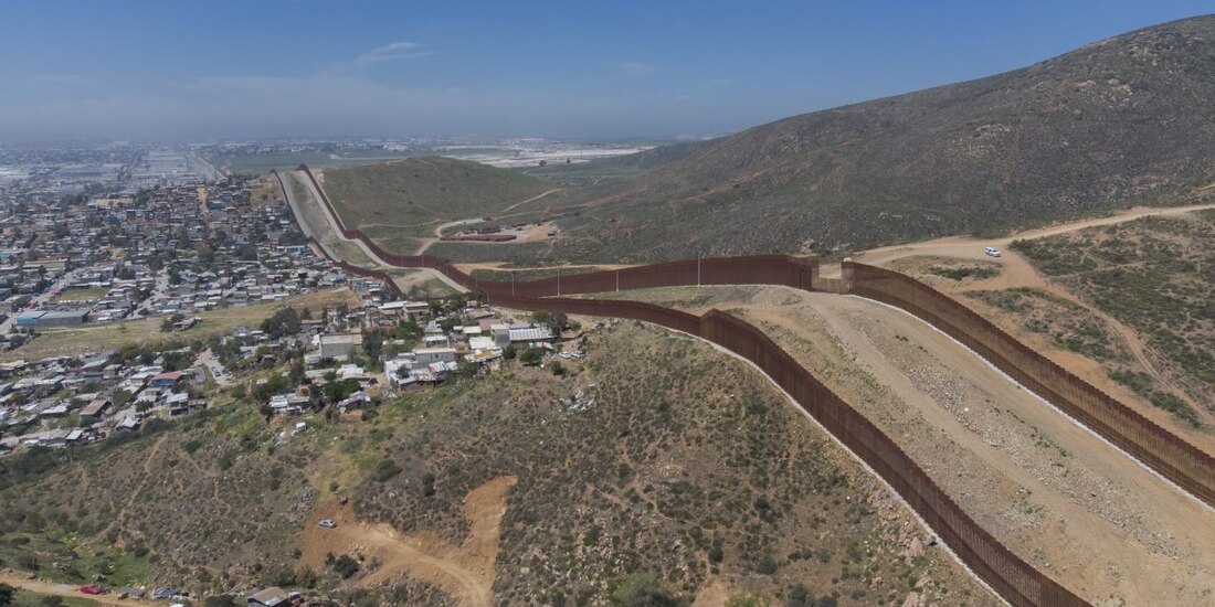 Cientos de migrantes continúan llegando a la frontera con EU.