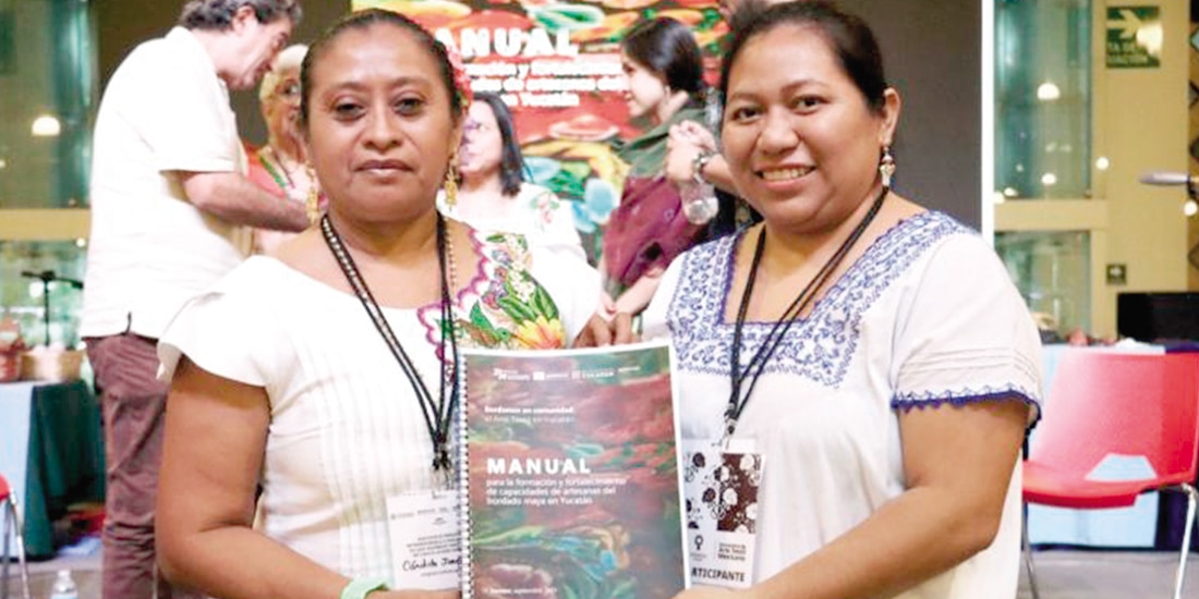 Maestras bordadoras muestran su manual, el mes pasado, en Yucatán.