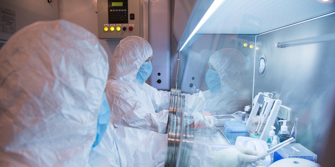Trabajadores del Instituto de Investigación contra la Peste de Irkutsk (Siberia y Lejano Oriente) en un laboratorio, en una fotografía sin fecha difundida en 2019.