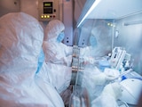 Trabajadores del Instituto de Investigación contra la Peste de Irkutsk (Siberia y Lejano Oriente) en un laboratorio, en una fotografía sin fecha difundida en 2019.