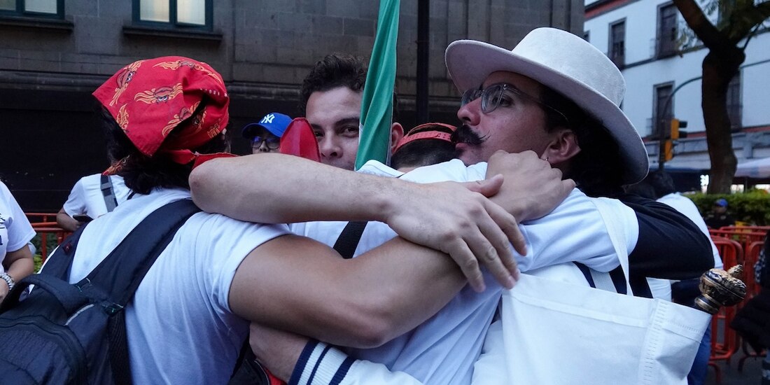 Trabajadores se abrazan tras el fallo de ministros de la SCJN, ayer.