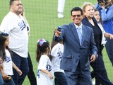 Los Angeles Dodgers retiraron el número 34 en homenaje al exlanzador mexicano Fernando Valenzuela.