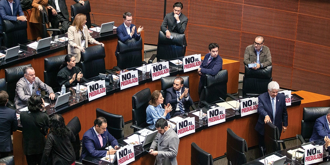 El Grupo parlamentario del pAN, ayer, al colocar pancartas contra la reforma.