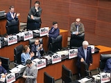 El Grupo parlamentario del pAN, ayer, al colocar pancartas contra la reforma.