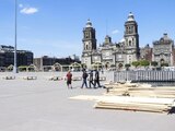 Este martes trabajadores comenzaron a colocar la Mega Ofrenda de Día de Muertos en el Zócalo.