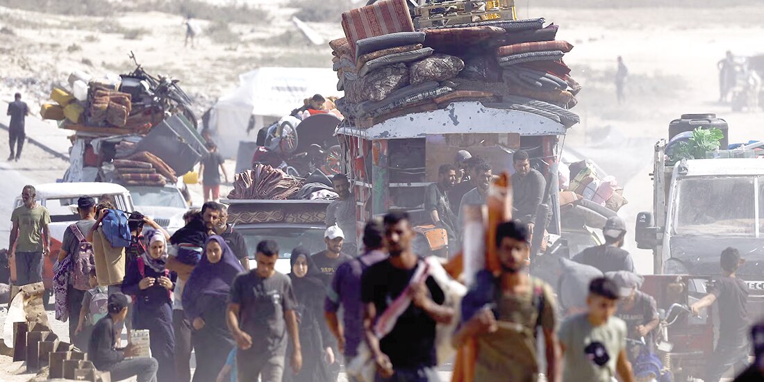 Palestinos desplazados huyen hacia el sur desde el norte de Gaza debido a una operación militar israelí, ayer.