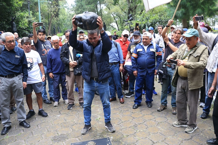 Integrantes del Sindicato Mexicano de Electricistas (SME) derribaron y decapitaron la escultura del Ex Presidente de México, Felipe Calderón Hinojosa, ubicada en el Centro Cultural Los Pinos, el 30 de septiembre.