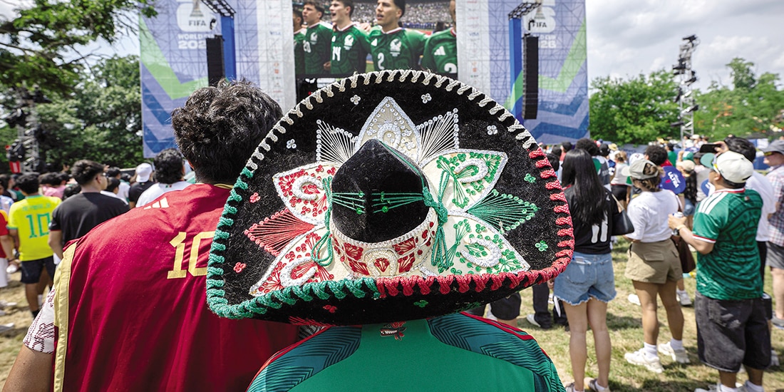 Aficionados mexicanos vieron el jueves el partido inaugural en una pantalla gigante en Lemon Hill, Filadelfia.