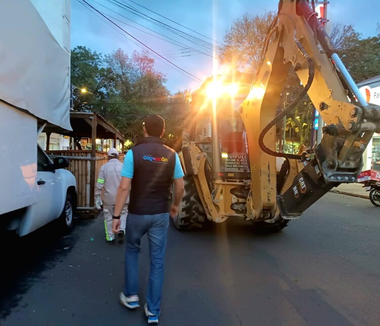 Con equipo especializado, la alcaldía desmonta estructuras que bloqueaban la vía pública.