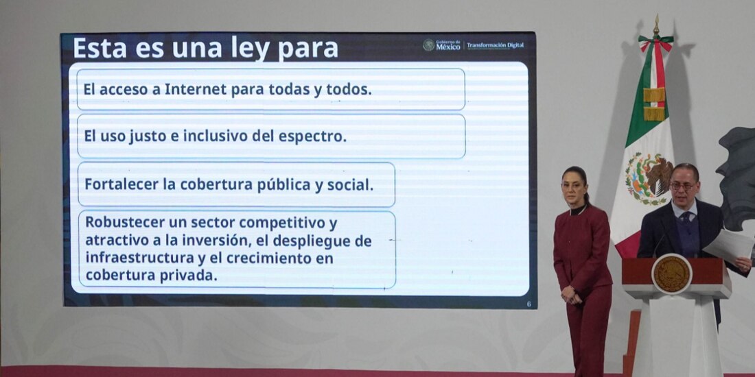 José Merino, titular de la Agencia de Transformación Digital, y la Presidenta Claudia Sheinbaum,ayer, en conferencia de prensa desde Palacio Nacional.