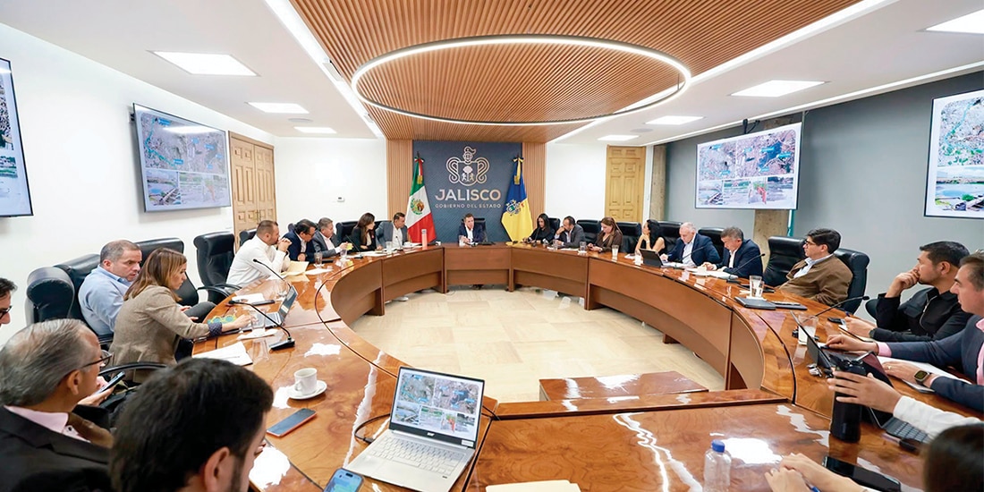 SESIÓN sobre el tema del agua, encabezada ayer por el gobernador de Jalisco (c).