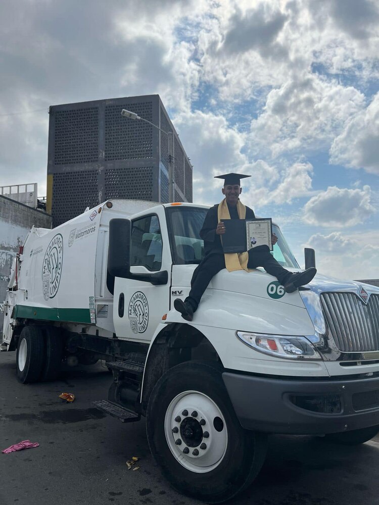 Israel, un joven de 21 años, trabaja como recolector de basura y logró graduarse de la universidad.