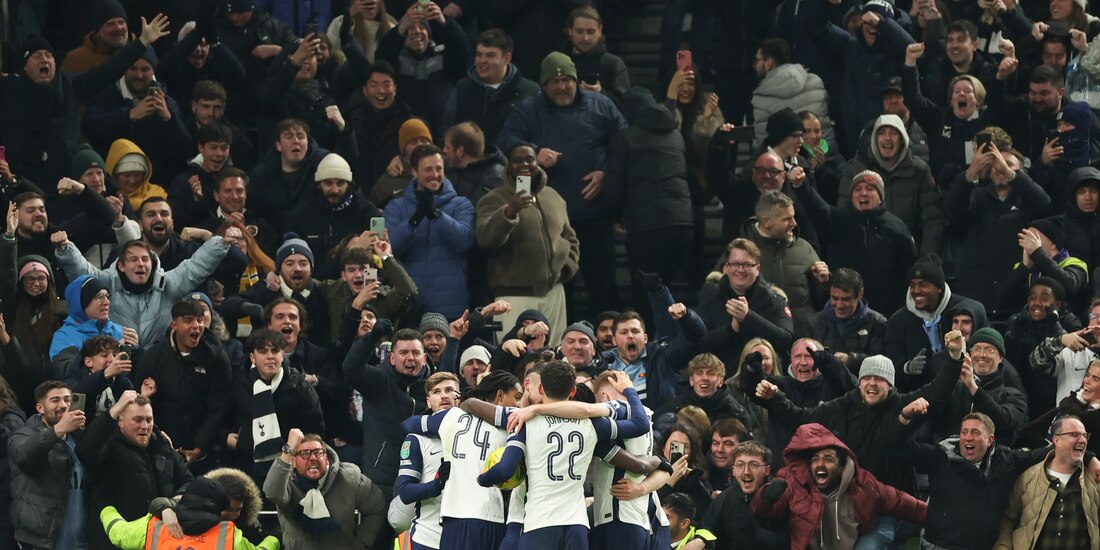 Futbolistas del Tottenham celebran el tanto de Lucas Bergvall, ayer.