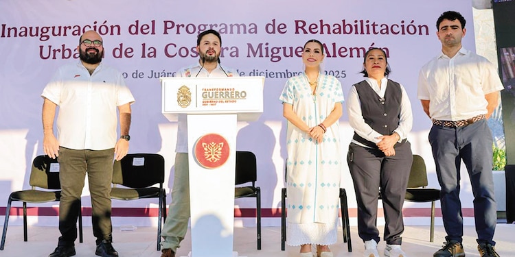 Evelyn salgado Pineda (c.), gobernadora de Guerrero, este viernes.