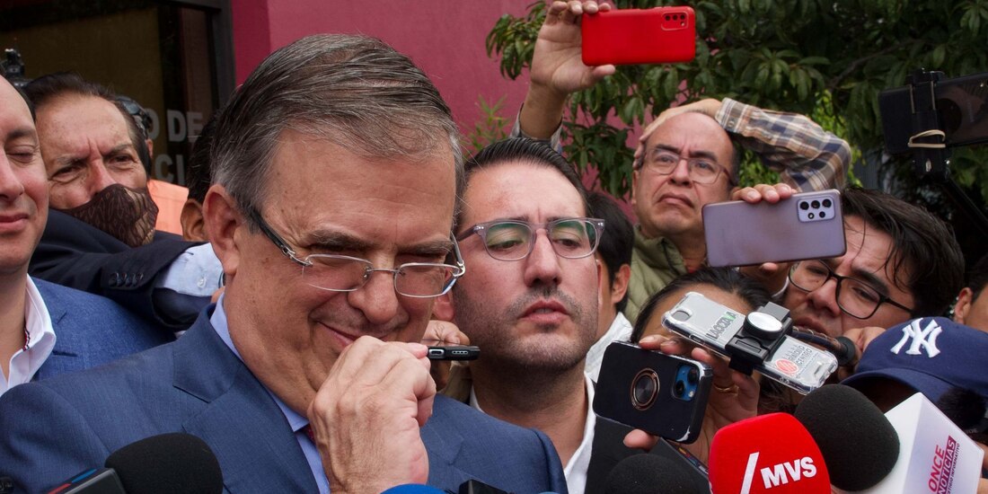 Marcelo Ebrard, en entrevista con medios después de pagar una multa por referirse a la seguridad del país.