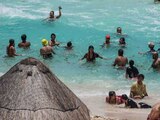 Turistas disfrutan en playa delfines, en Cancún, Quintana Roo