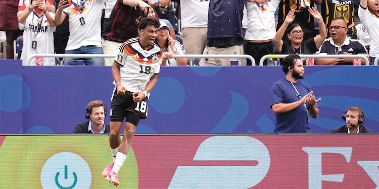 NATHANIEL
BROWN celebra
su anotación en
Houston, ayer