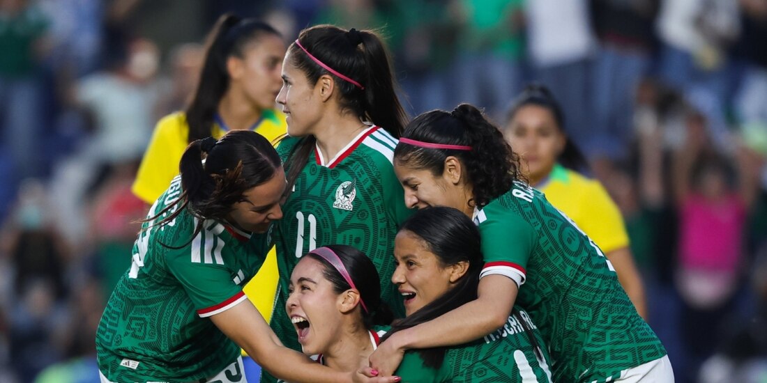 Jugadoras de la Selección Mexicana Femenil celebran un gol en un amistoso contra Brasil.