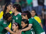 Jugadoras de la Selección Mexicana Femenil celebran un gol en un amistoso contra Brasil.