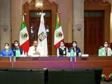 Especialistas acompañan al secretario de Salud de NL en conferencia de prensa.