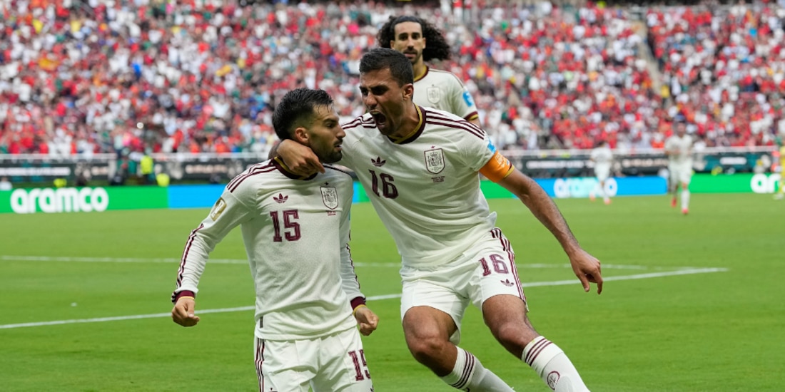 Alex Baena celebrando su gol con Rodri.