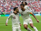 Alex Baena celebrando su gol con Rodri.