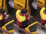 Captan a repartidor de DHL abriendo paquetes que va a entregar.
