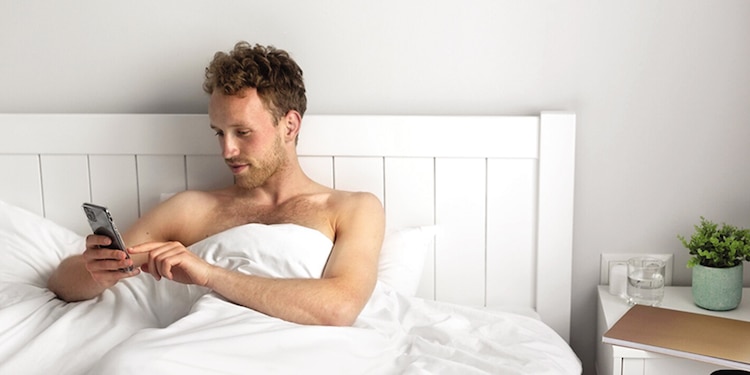 Evita usar tu celular antes de dormir para conciliar el sueño.