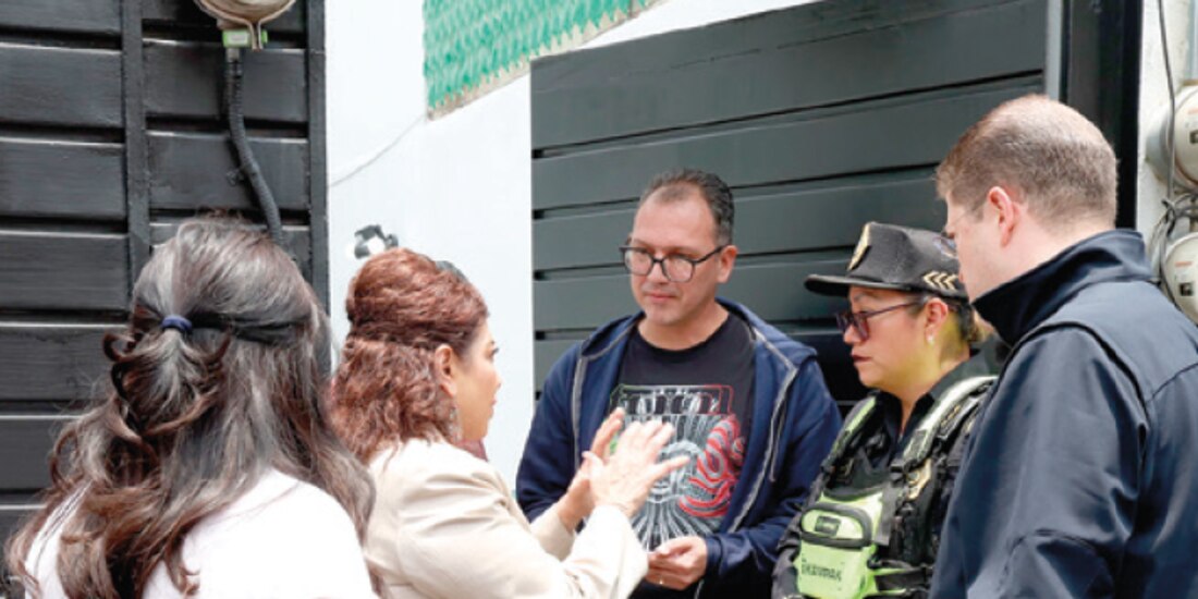 Clara Brugada conversa con un vecino de la alcaldía Iztacalco, ayer.