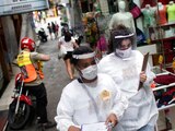 Personal de salud recorre la favela de Rocinha para realizar pruebas de coronavirus a la población.