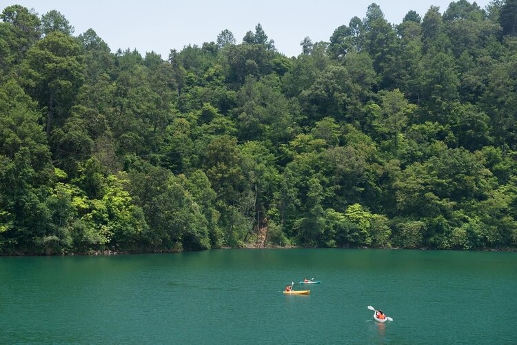 Visita el Lago de Zirahuén, en Michoacán, y disfruta del turismo de naturaleza.