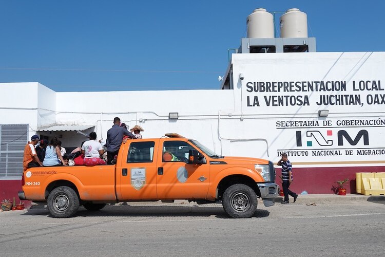 Migrantes son trasladados a la oficina local del INM en Juchitán, Oaxaca, para regularizar su situación, ayer.