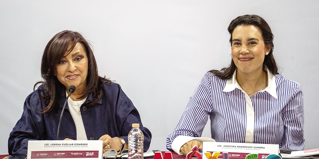 LA GOBERNADORA de Tlaxcala, Lorena Cuéllar Cisneros, y la secretaria de Turismo federal, Josefina Rodríguez Zamora, ayer, en conferencia en la Ciudad de México.